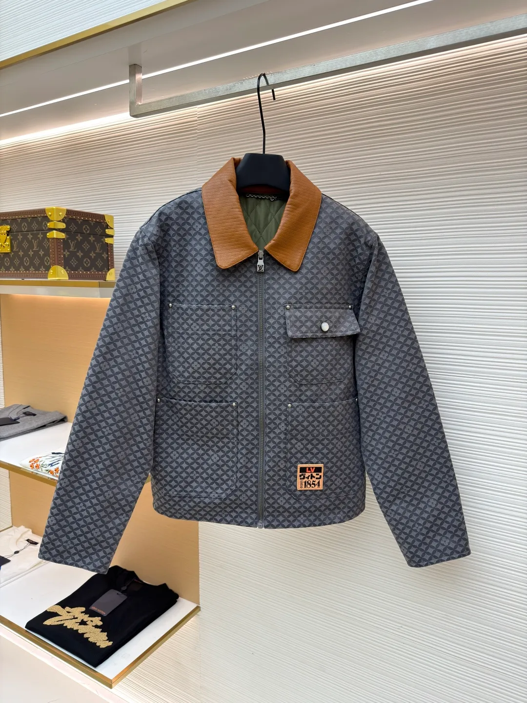 LOUIS VUITTON Nigo co-branded ribbed belted work jacket ●Original version: purchased and developed by 31009 ●Item number: 1681206-C00 ●Fabric: ribbed fabric ●Technology: jacquard production ●Color: gray ●Version: fitted version ●Weight: about 930 grams ●Size: S-M-L-XL ●Description: Based on the Dandy Monogram from the 2025 autumn and winter show Jacquard creates voluminous texture. The leather patch is the finishing touch and one of the studded patch pockets, and the quilted lining makes it a chic choice that spans all seasons. Can be paired with the same style for a casual look. The overall wiring is straight and delicate, the fabric is comfortable and soft, and the color is consistent without color difference. It can be matched with the same style to create a fashionable look and control various occasions. Customized accessories, complete with three standards, same style for men and women!